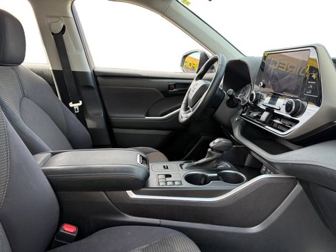 Used 2023 Toyota Highlander LE image 14