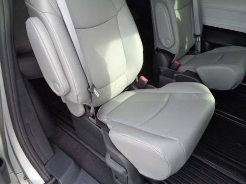 Used 2025 Toyota Sienna XLE w/ XLE Plus Package image 22