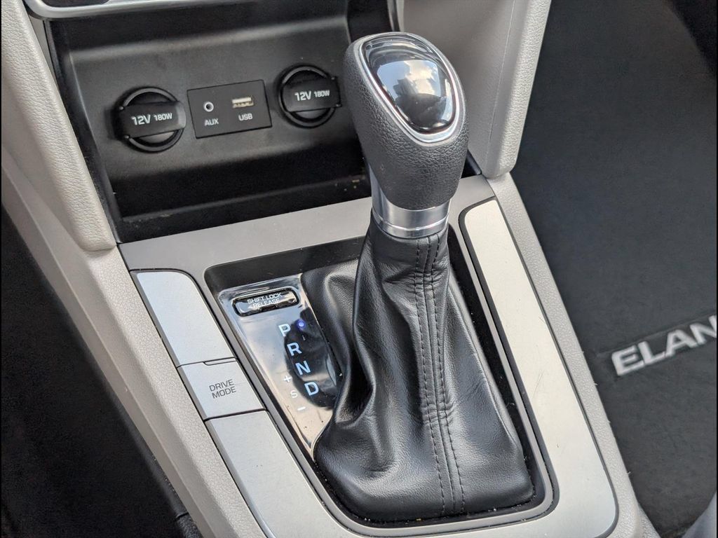Used 2020 Hyundai Elantra SE FWD image 9