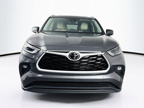 Used 2025 Toyota Highlander XLE AWD/4WD image 2