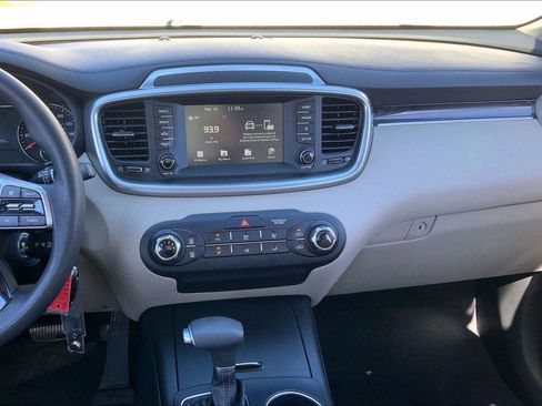 Used 2019 Kia Sorento LX image 6