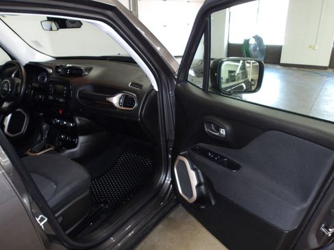 Used 2017 Jeep Renegade Latitude w/ Cold Weather Group AWD/4WD image 15