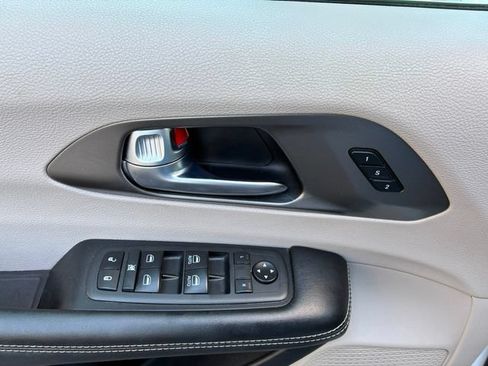 Used 2021 Chrysler Pacifica Touring-L FWD image 25