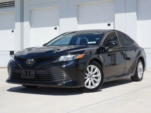 Used 2019 Toyota Camry LE image 5