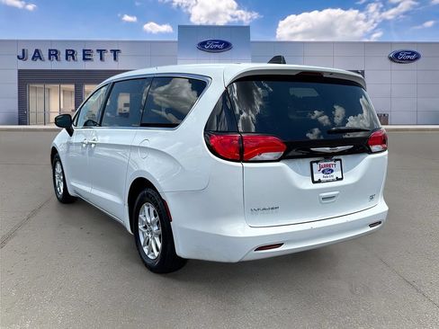 Used 2023 Chrysler Voyager LX FWD image 5