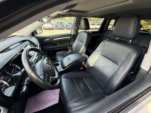 Used 2019 Toyota Highlander XLE AWD/4WD image 7