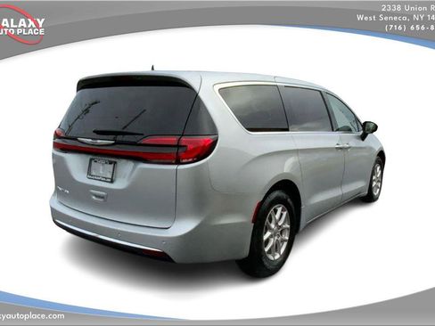 Used 2024 Chrysler Pacifica Touring-L FWD image 5