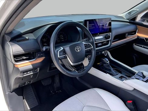 Used 2024 Toyota Grand Highlander AWD image 18