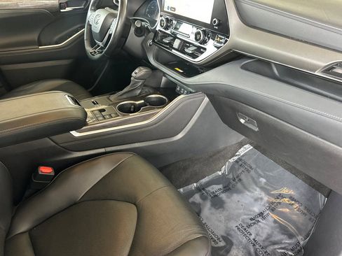 Used 2023 Toyota Highlander Limited image 20