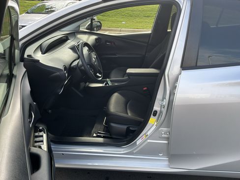 Used 2021 Toyota Prius LE AWD/4WD image 16