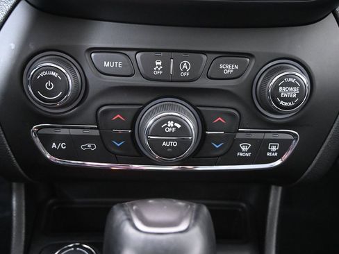 Used 2022 Jeep Cherokee Limited image 31