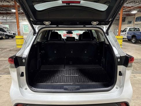 Used 2023 Toyota Highlander XLE AWD/4WD image 11