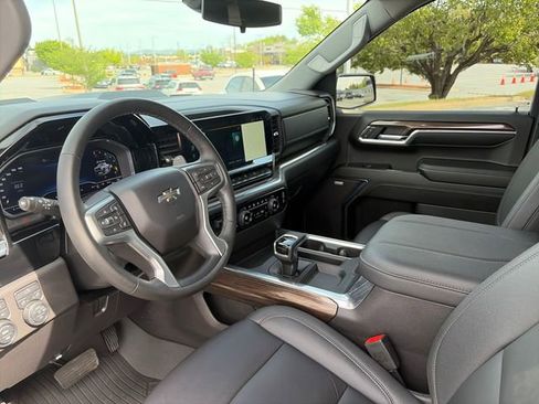 Used 2024 Chevrolet Silverado 1500 LT Trail Boss w/ Convenience Package II AWD/4WD image 32