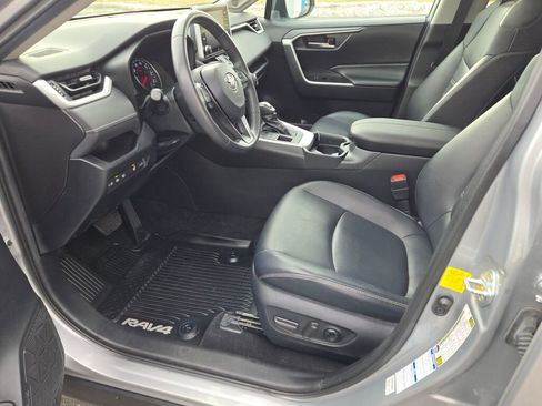 Used 2020 Toyota RAV4 XLE Premium image 20