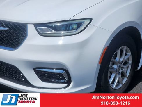 Used 2024 Chrysler Pacifica Touring-L FWD image 10