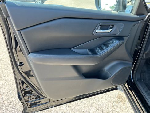 Used 2024 Nissan Rogue SV FWD image 11