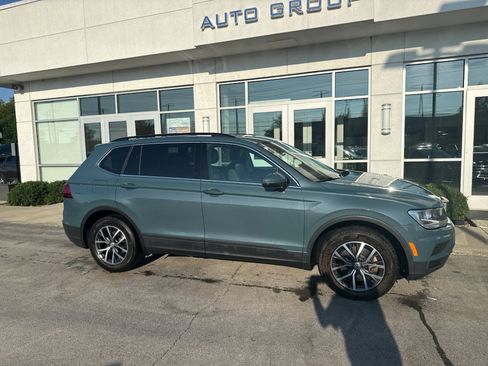 Used 2019 Volkswagen Tiguan SE w/ Panoramic Sunroof Package AWD/4WD image 2