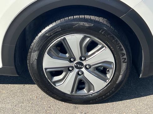 Used 2022 Kia Niro LX image 28