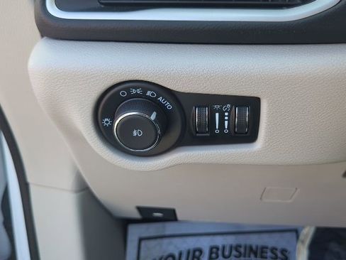 Used 2024 Chrysler Pacifica Touring-L image 30