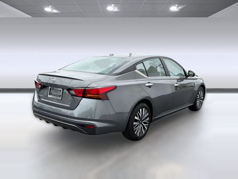 Used 2025 Nissan Altima 2.5 SV FWD image 9