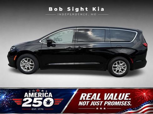 Used 2024 Chrysler Pacifica Touring-L FWD image 5