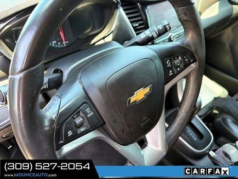 Used 2021 Chevrolet Trax LT w/ LT Convenience Package FWD image 9