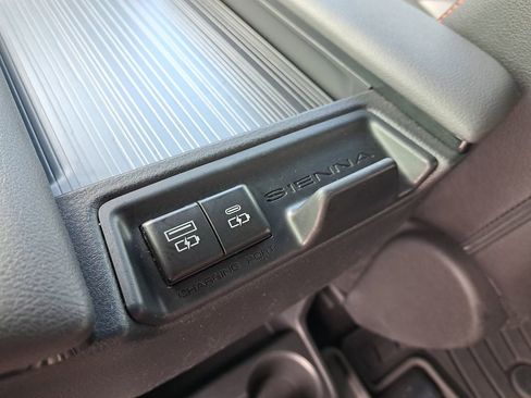 Used 2021 Toyota Sienna XSE image 10