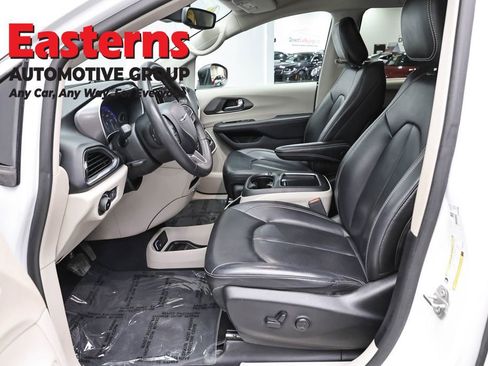 Used 2023 Chrysler Pacifica Touring-L FWD image 14