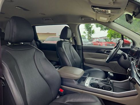 Used 2025 Kia Carnival FWD image 28