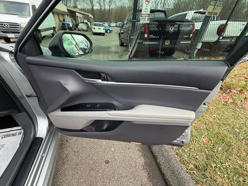 Used 2018 Toyota Camry SE w/ Moonroof Package image 14