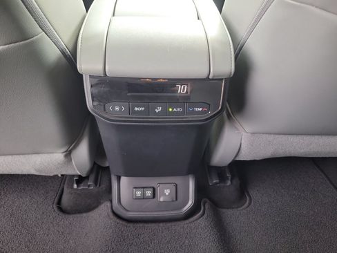 Used 2020 Toyota Highlander Limited FWD image 16