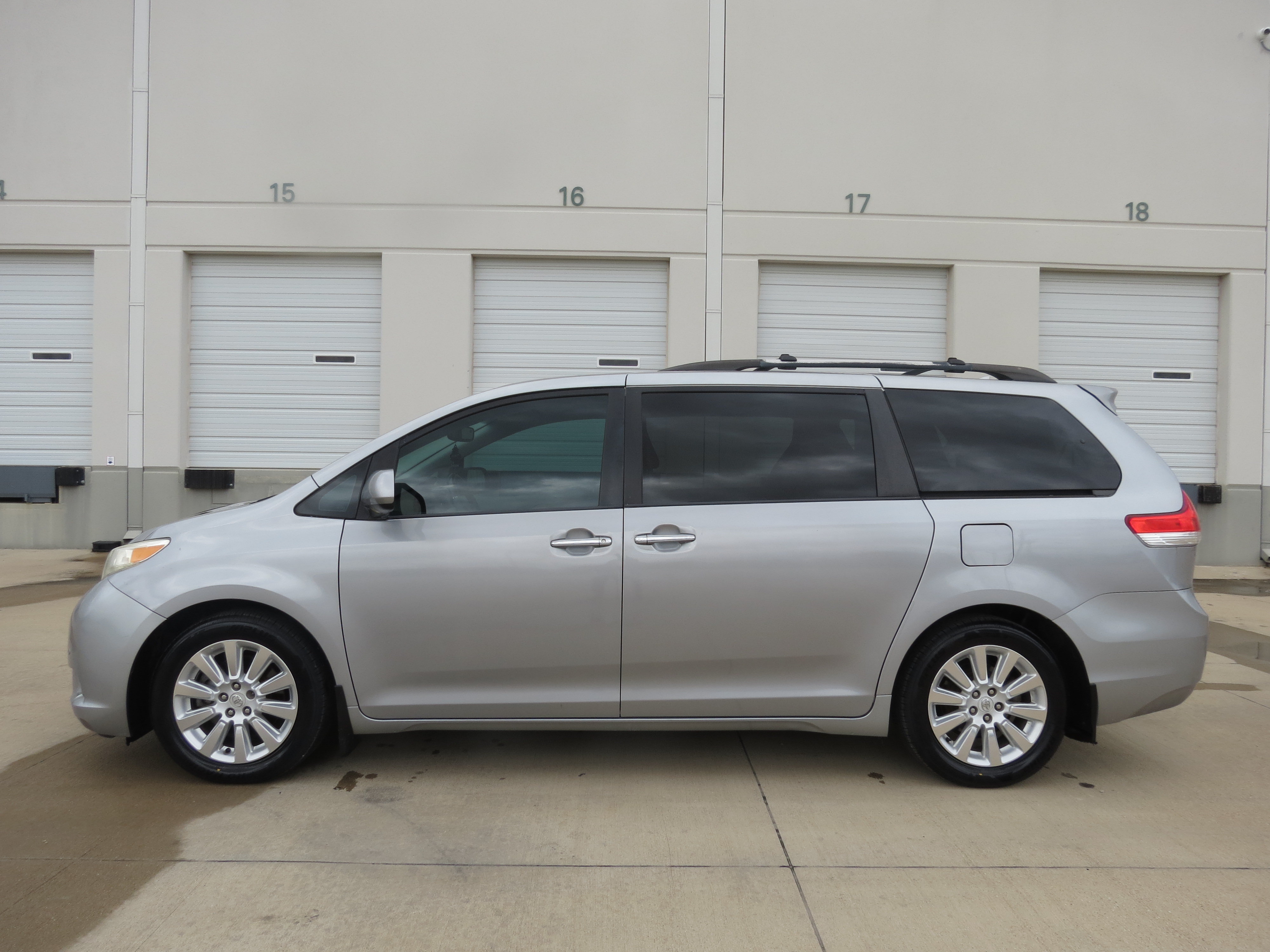 Used 2011 Toyota Sienna Limited w/ Premium Pkg FWD image 5