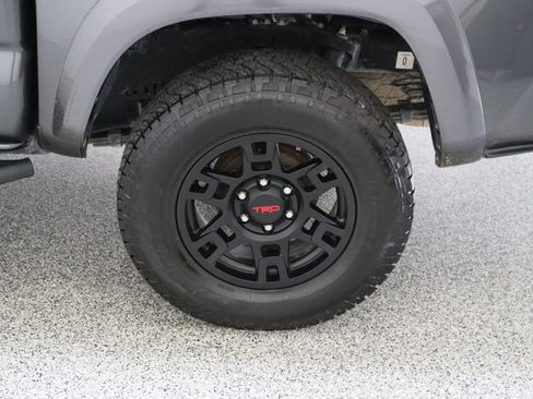 Used 2018 Toyota Tacoma TRD Sport w/ Technology Package RWD image 10