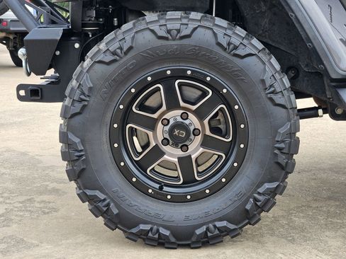 Used 2018 Jeep Wrangler Unlimited Sahara AWD/4WD image 13