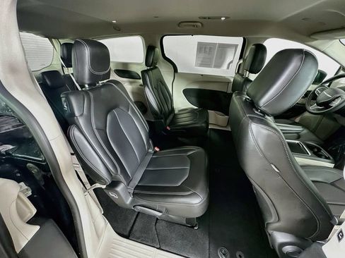 Certified 2023 Chrysler Pacifica Touring-L FWD image 37
