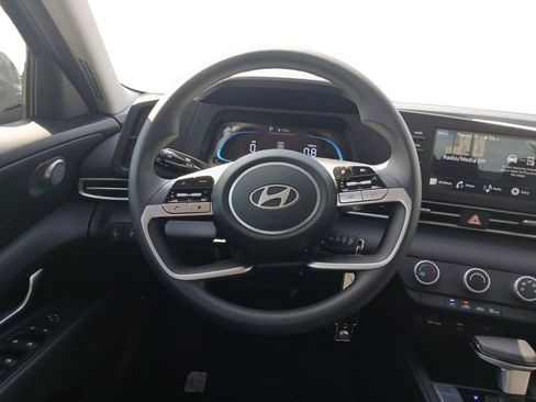 Certified 2025 Hyundai Elantra SE FWD image 12