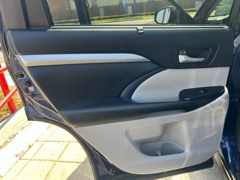Used 2015 Toyota Highlander XLE FWD image 29