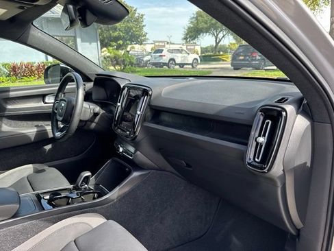 Used 2023 Volvo C40 Recharge Core w/ Climate Package AWD/4WD image 9