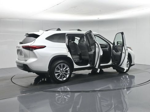 Used 2022 Toyota Highlander Limited FWD image 6