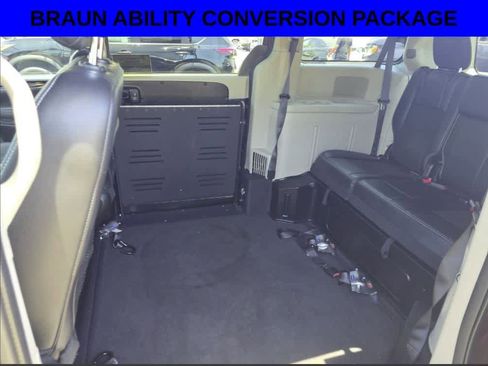 Used 2019 Dodge Grand Caravan SXT FWD image 3