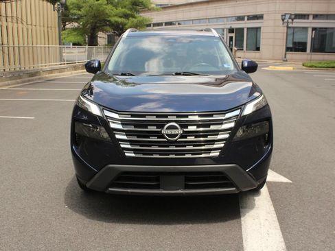 Used 2024 Nissan Rogue SV w/ SV Premium Package AWD/4WD image 3