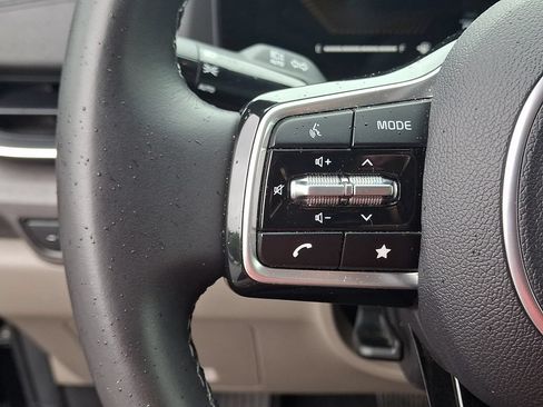 Used 2025 Kia Carnival EX FWD image 22