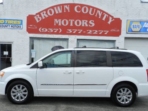 Used 2014 Chrysler Town & Country Touring image 1