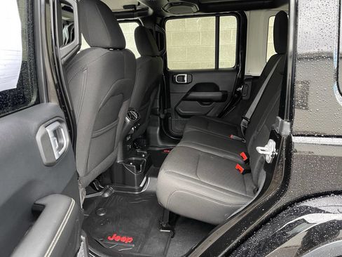 Used 2019 Jeep Wrangler Unlimited Sahara w/ Uconnect 4C Nav & Sound Group image 10