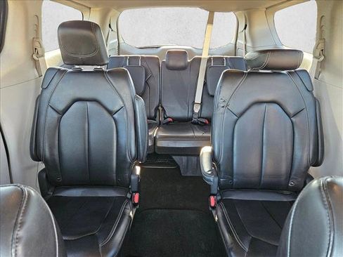 Used 2023 Chrysler Pacifica Touring-L image 16