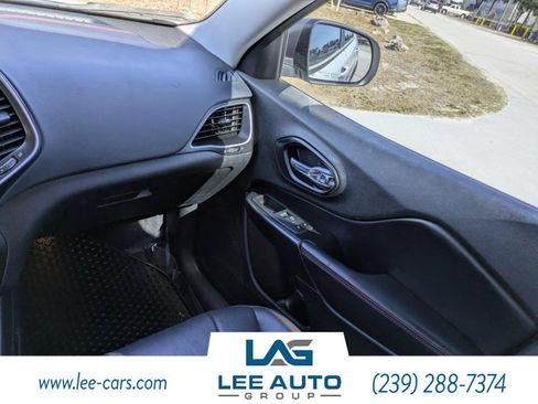 Used 2020 Jeep Cherokee Trailhawk image 15