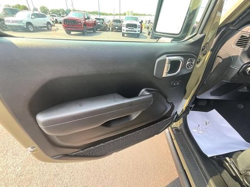 Used 2025 Jeep Wrangler Unlimited Rubicon w/ Convenience Group AWD/4WD image 12