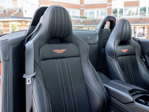 Used 2023 Aston Martin V8 Vantage Roadster RWD image 28