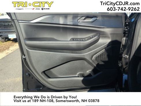 New 2025 Jeep Grand Cherokee Altitude image 10