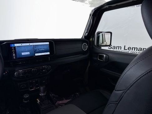 New 2025 Jeep Gladiator Sport image 21